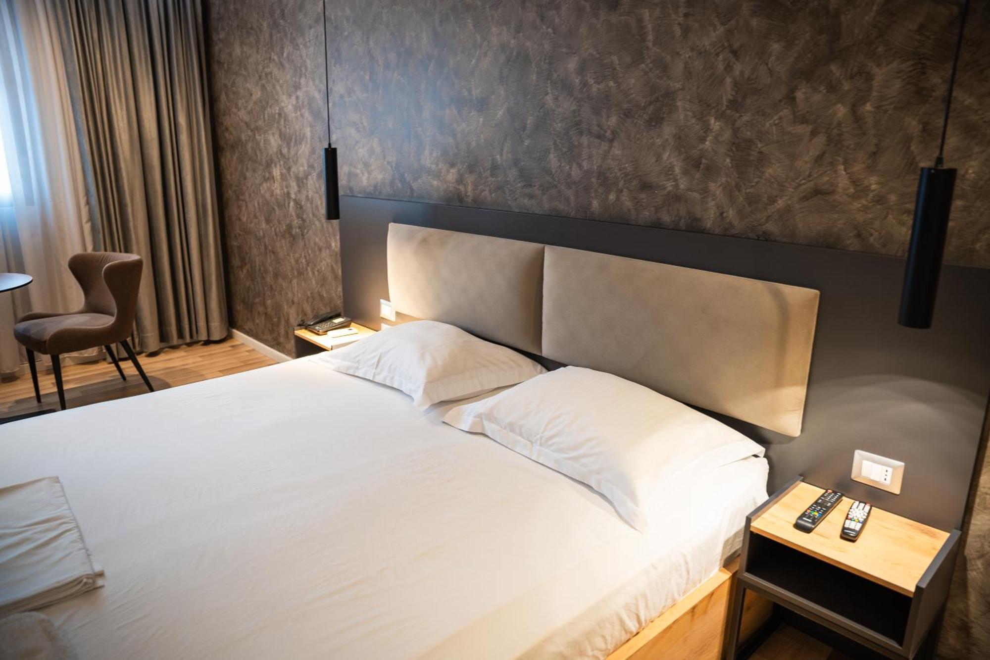 Center Boutique Hotel Тирана Экстерьер фото