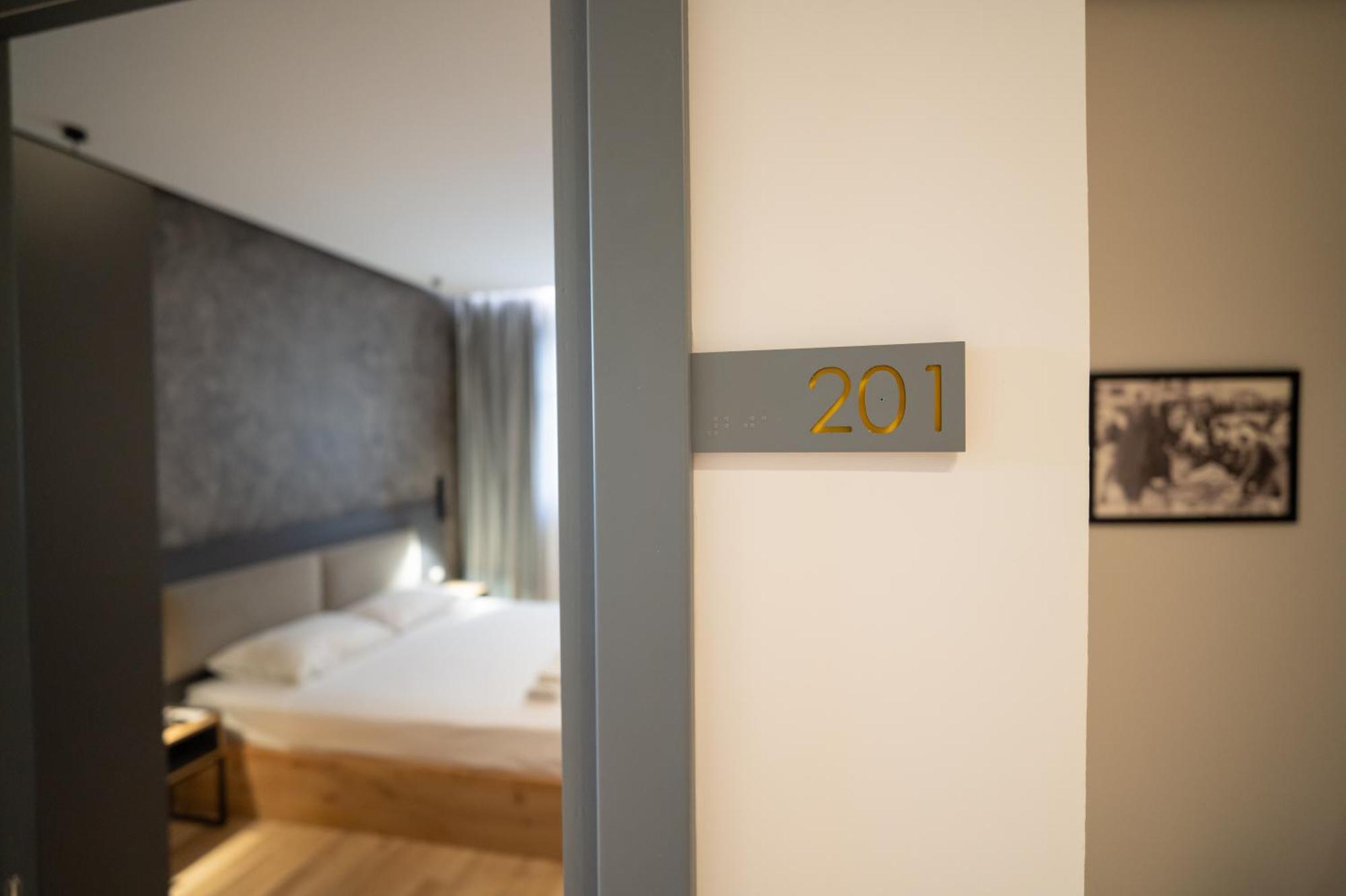 Center Boutique Hotel Тирана Экстерьер фото