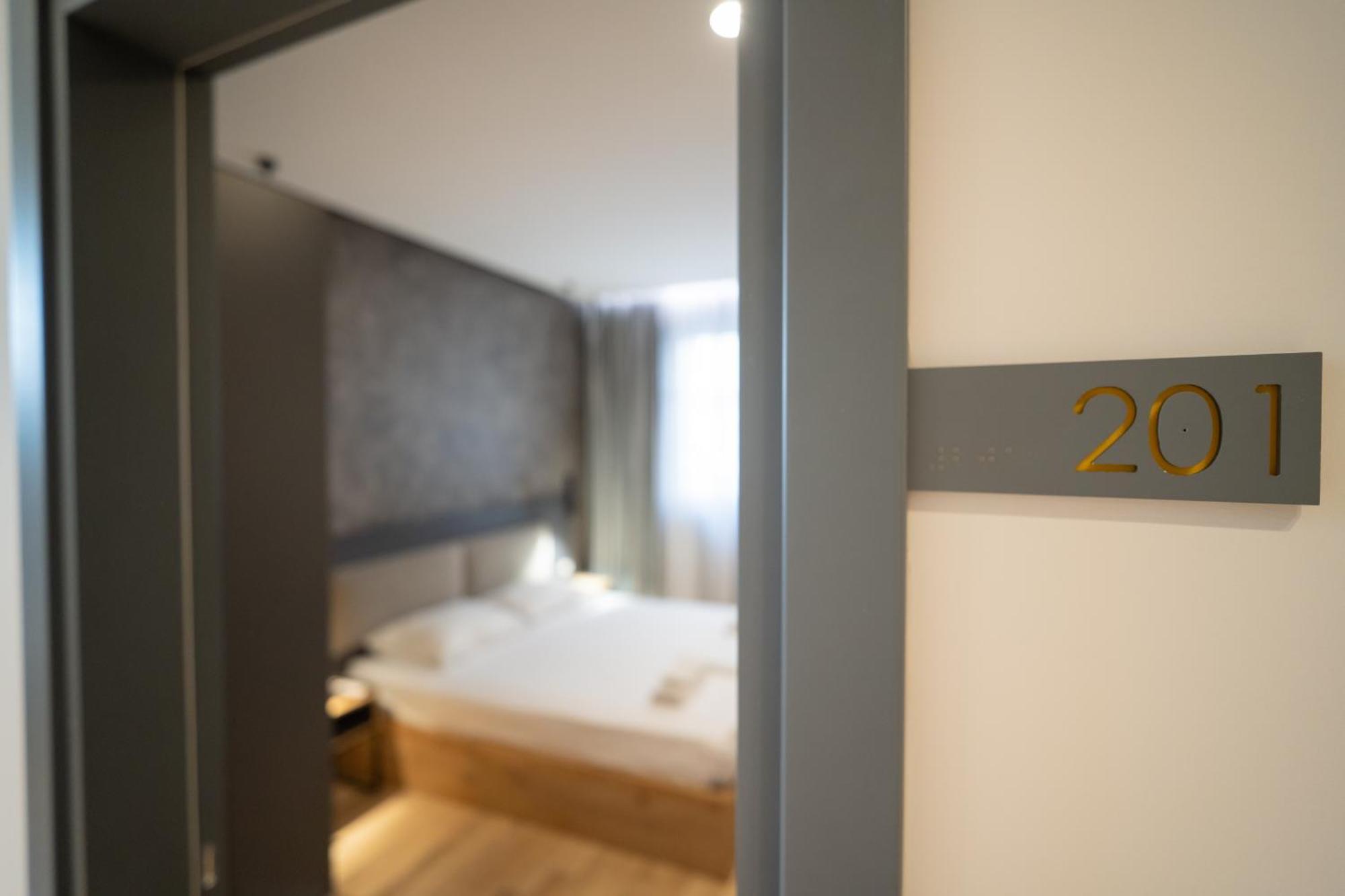 Center Boutique Hotel Тирана Экстерьер фото