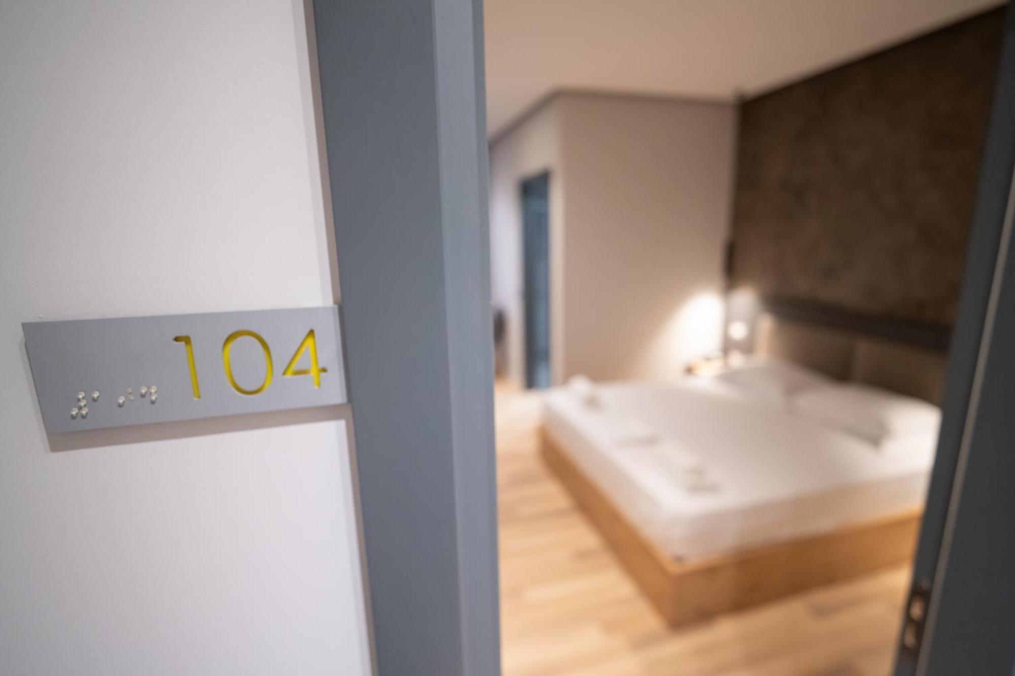 Center Boutique Hotel Тирана Экстерьер фото