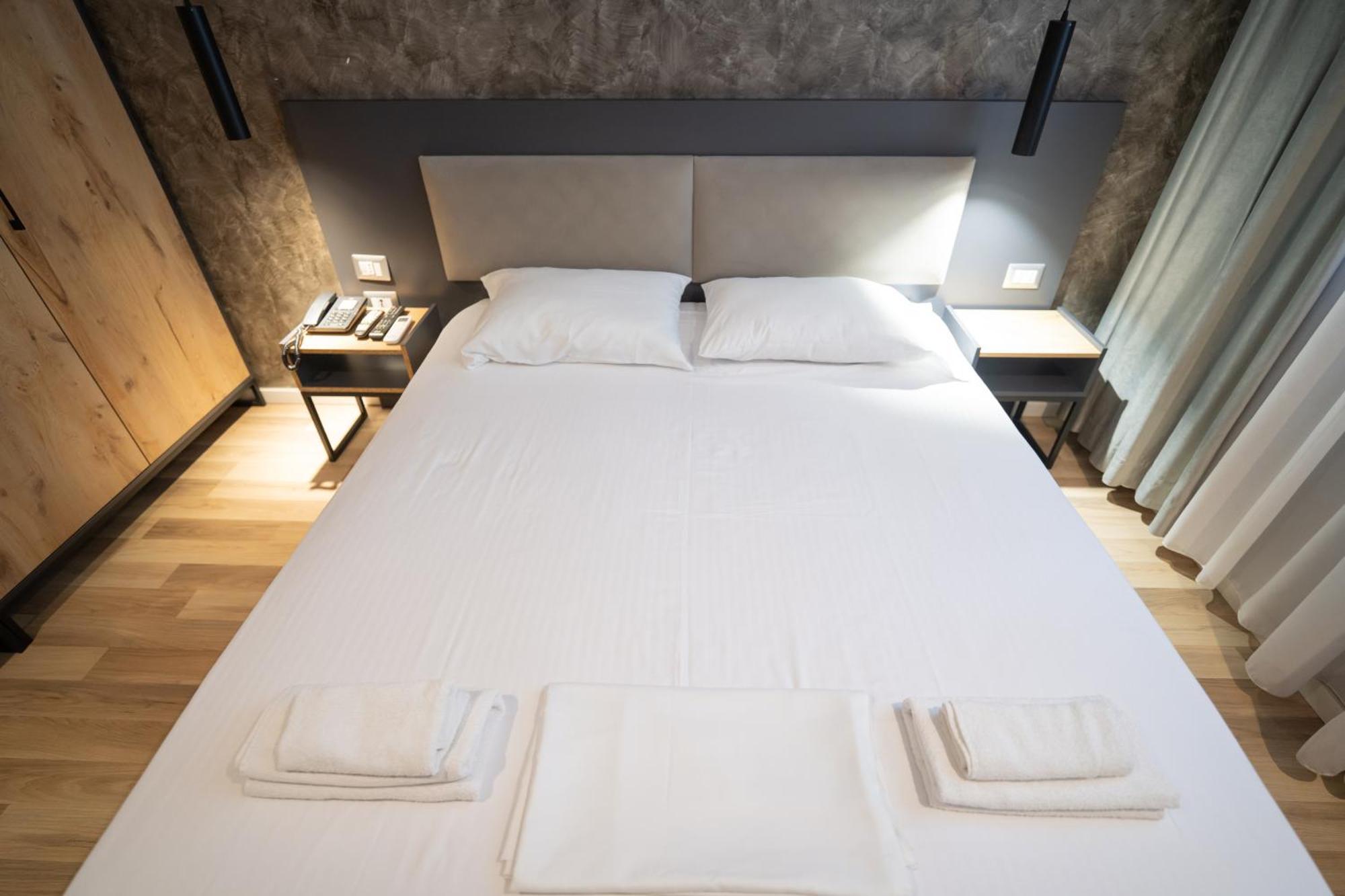 Center Boutique Hotel Тирана Экстерьер фото