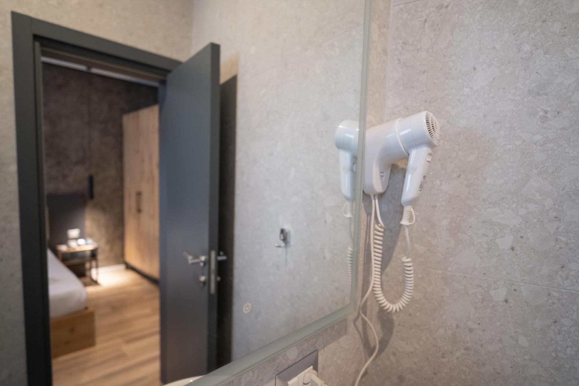 Center Boutique Hotel Тирана Экстерьер фото