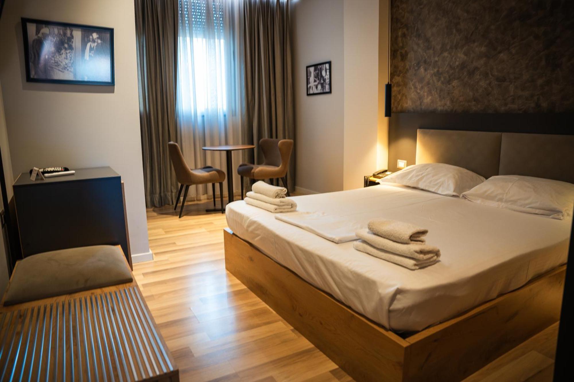Center Boutique Hotel Тирана Экстерьер фото