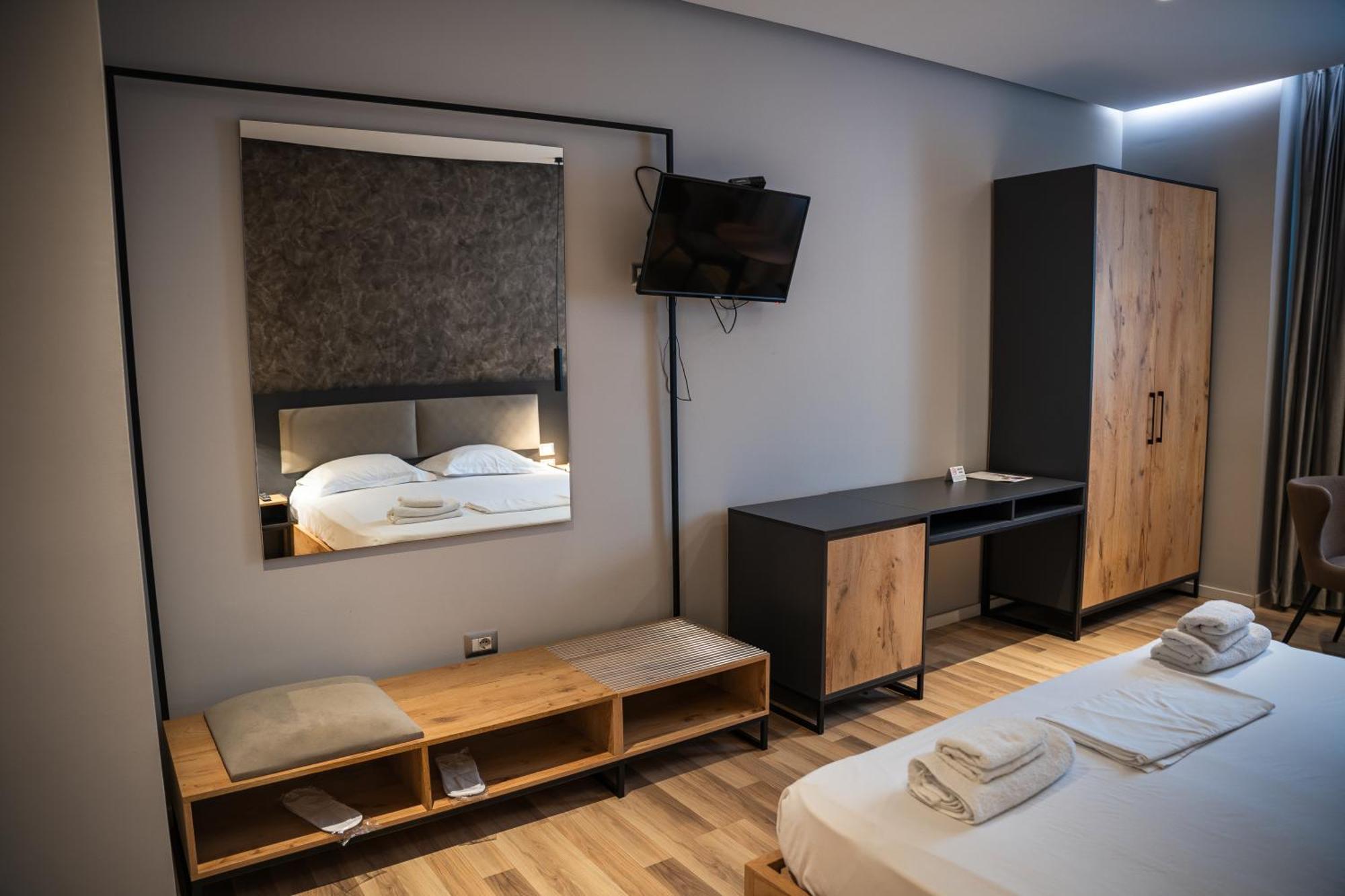 Center Boutique Hotel Тирана Экстерьер фото