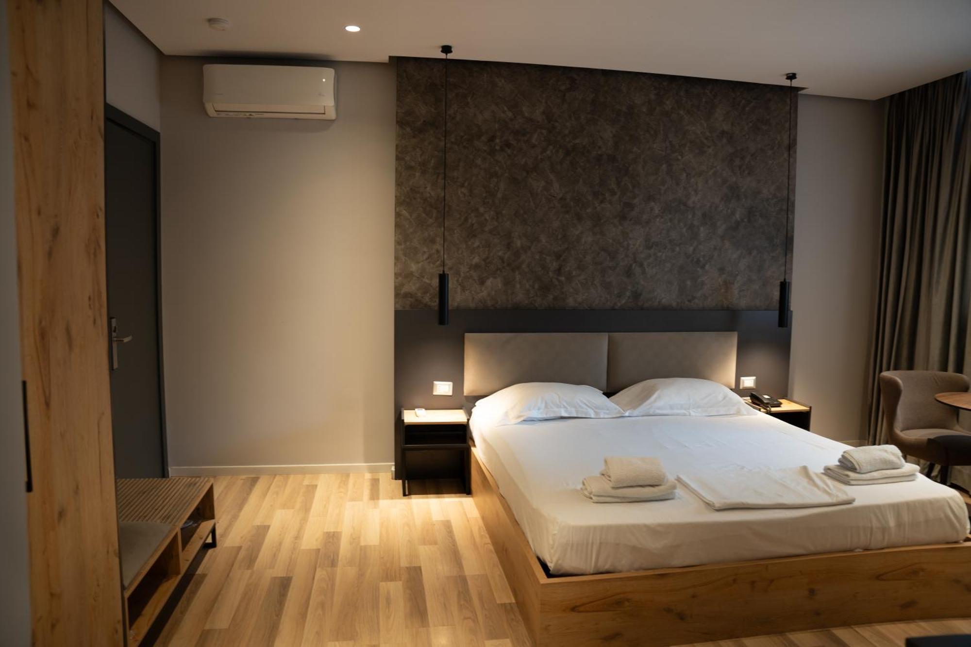 Center Boutique Hotel Тирана Экстерьер фото