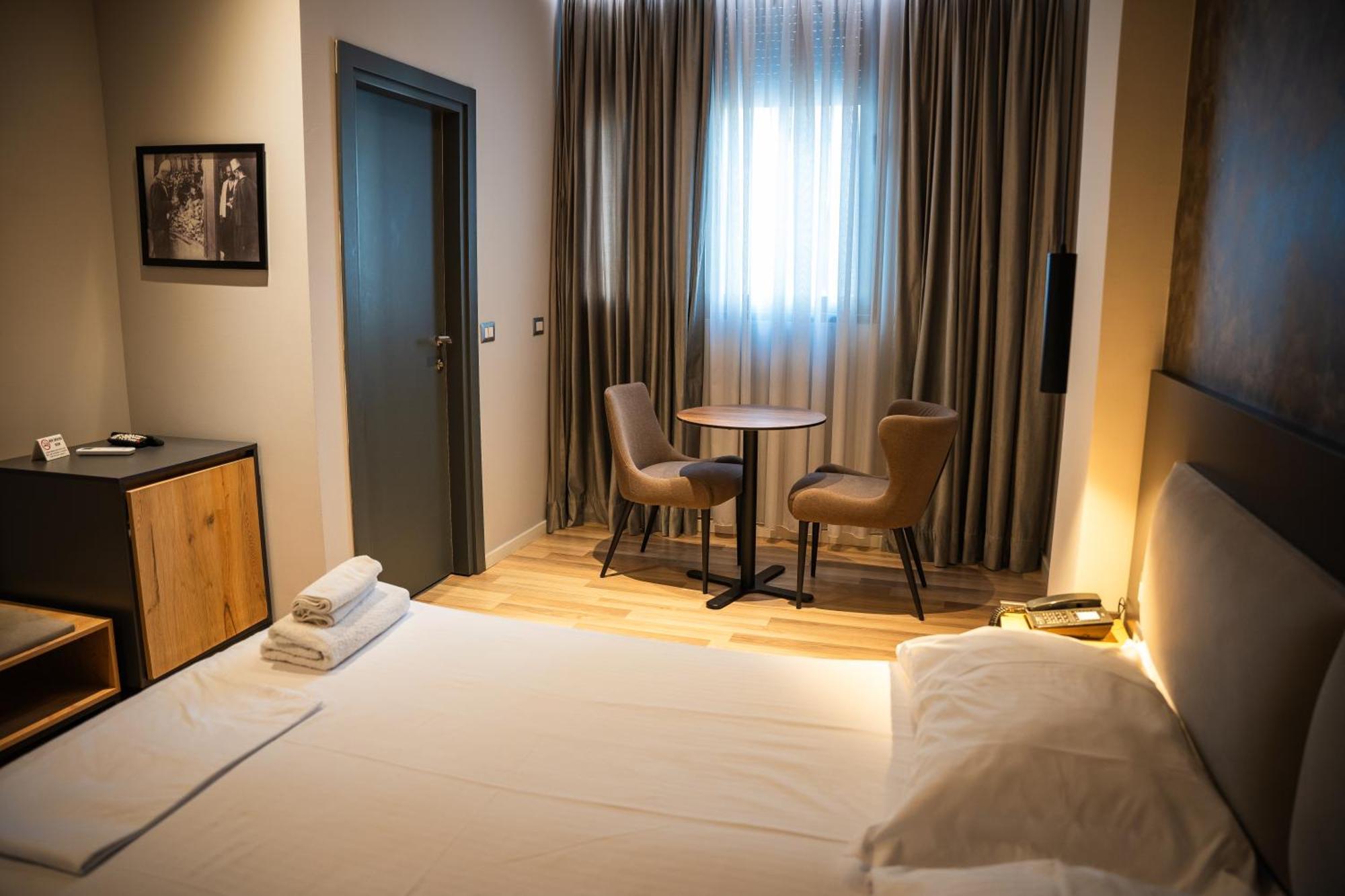 Center Boutique Hotel Тирана Экстерьер фото