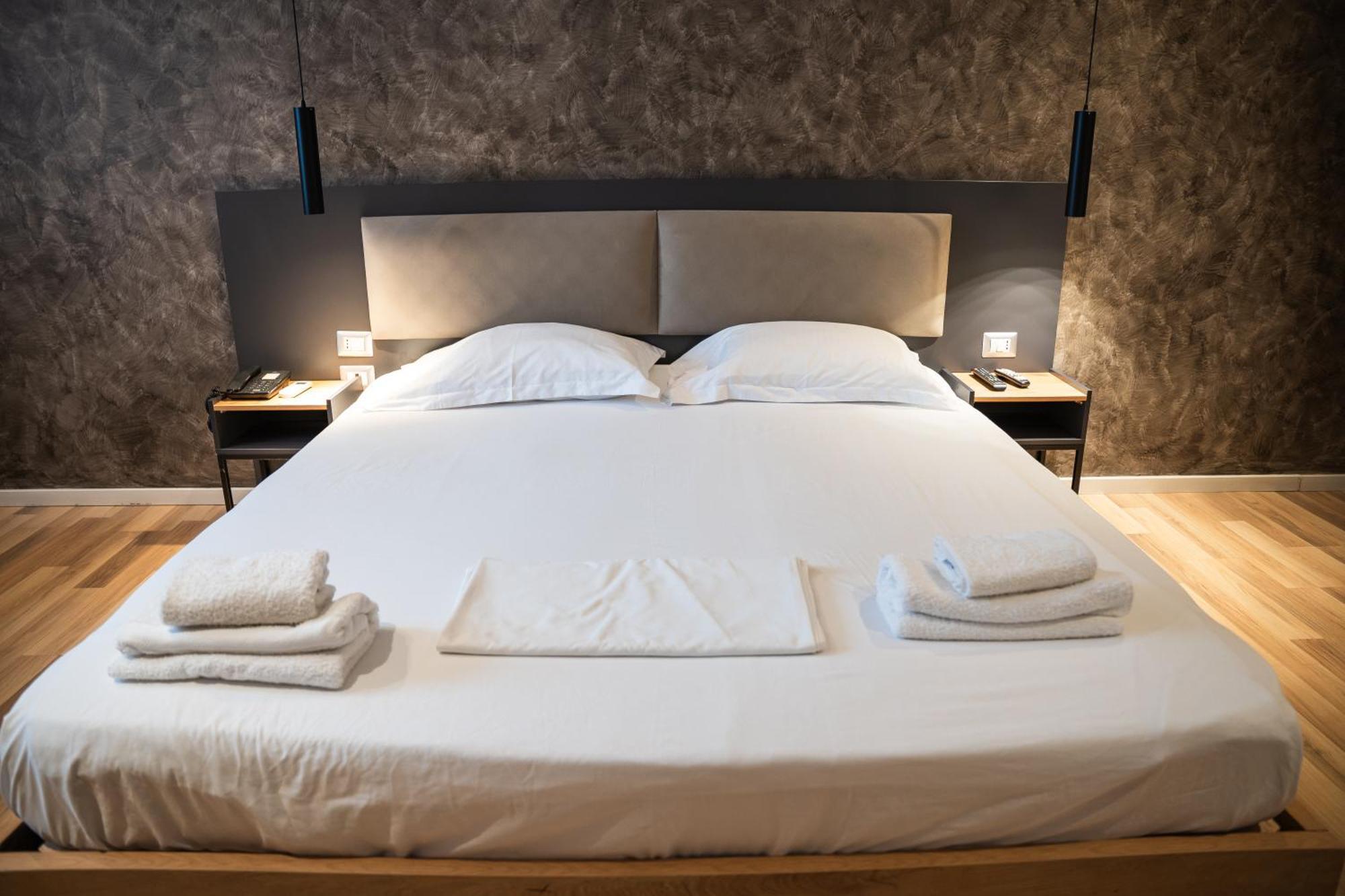 Center Boutique Hotel Тирана Экстерьер фото