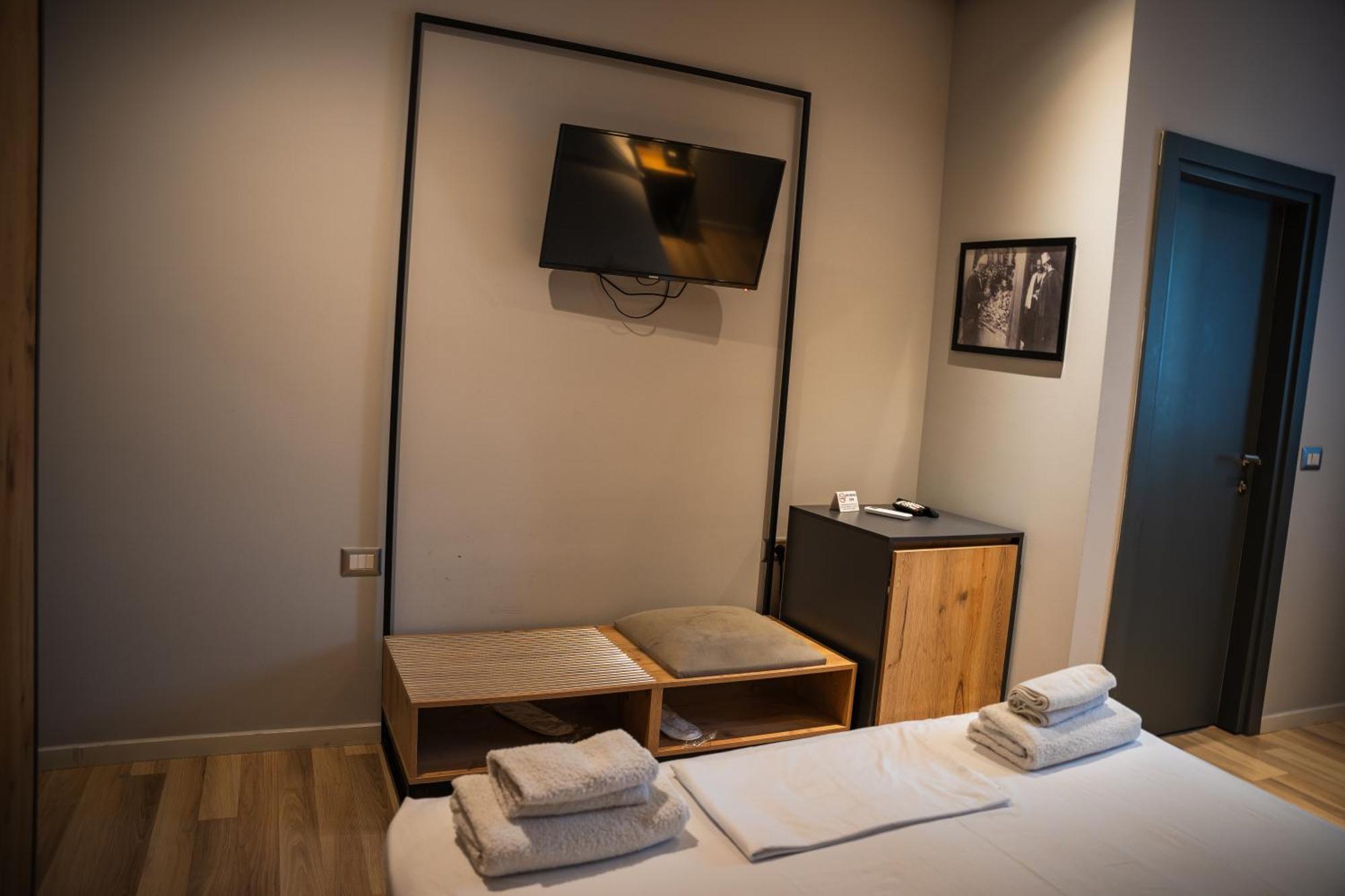 Center Boutique Hotel Тирана Экстерьер фото