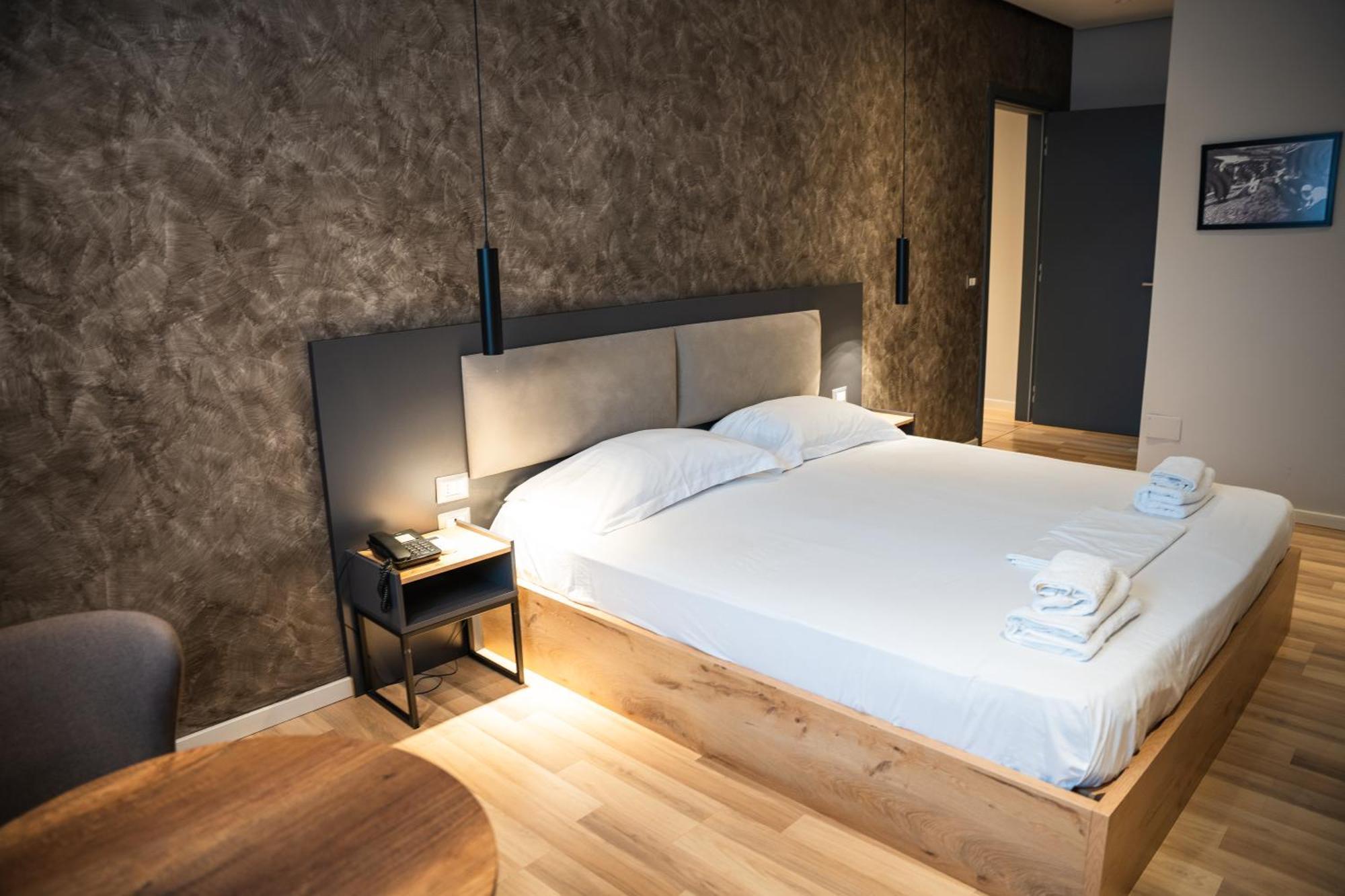 Center Boutique Hotel Тирана Экстерьер фото