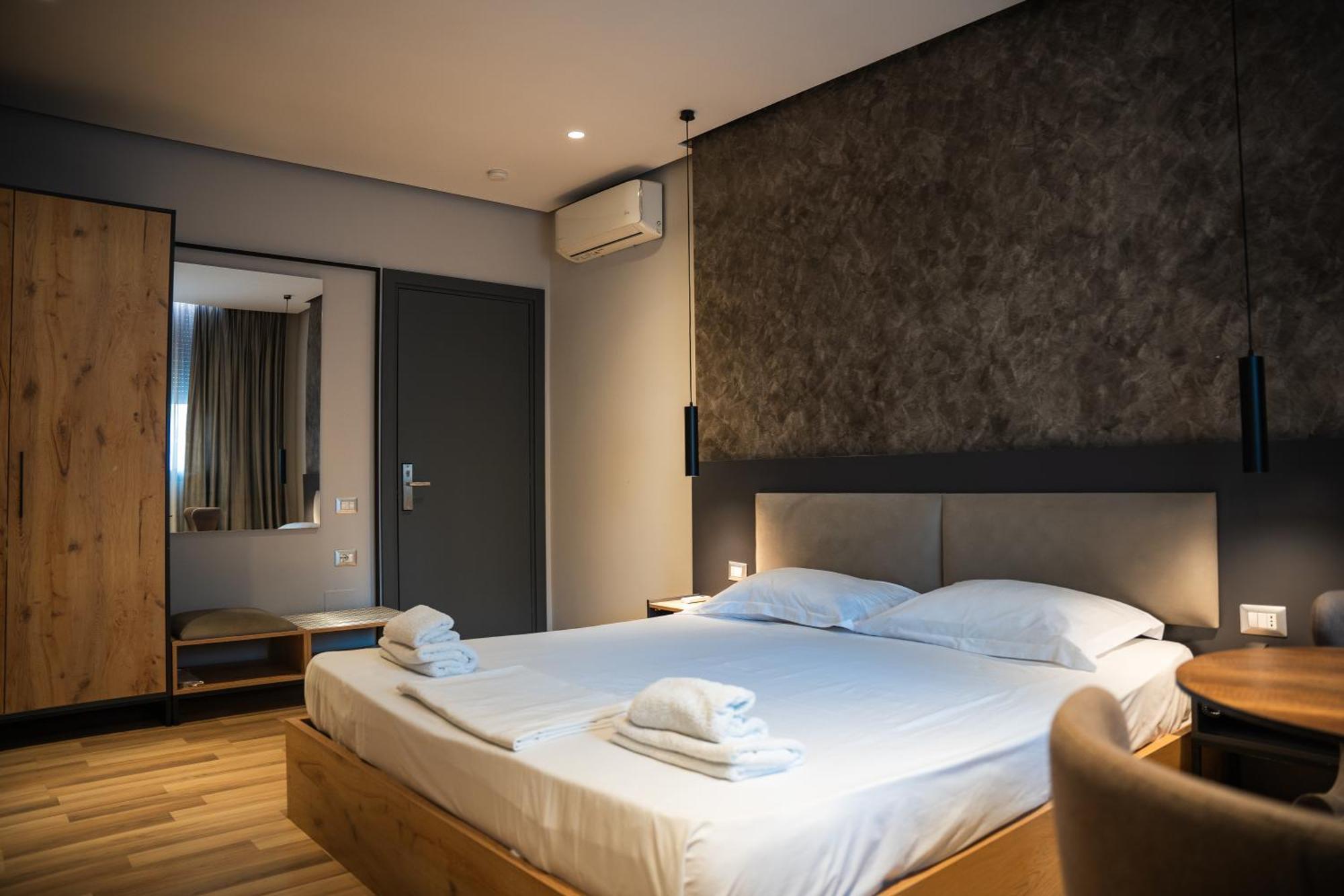 Center Boutique Hotel Тирана Экстерьер фото