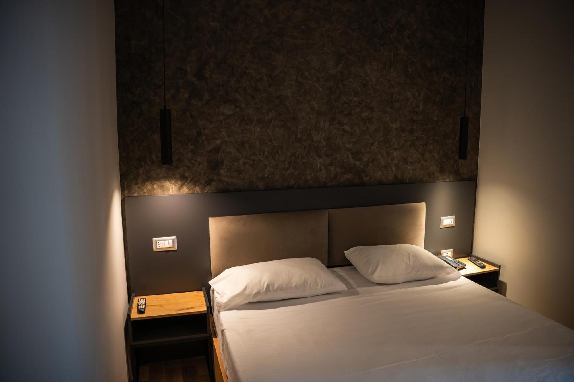Center Boutique Hotel Тирана Экстерьер фото