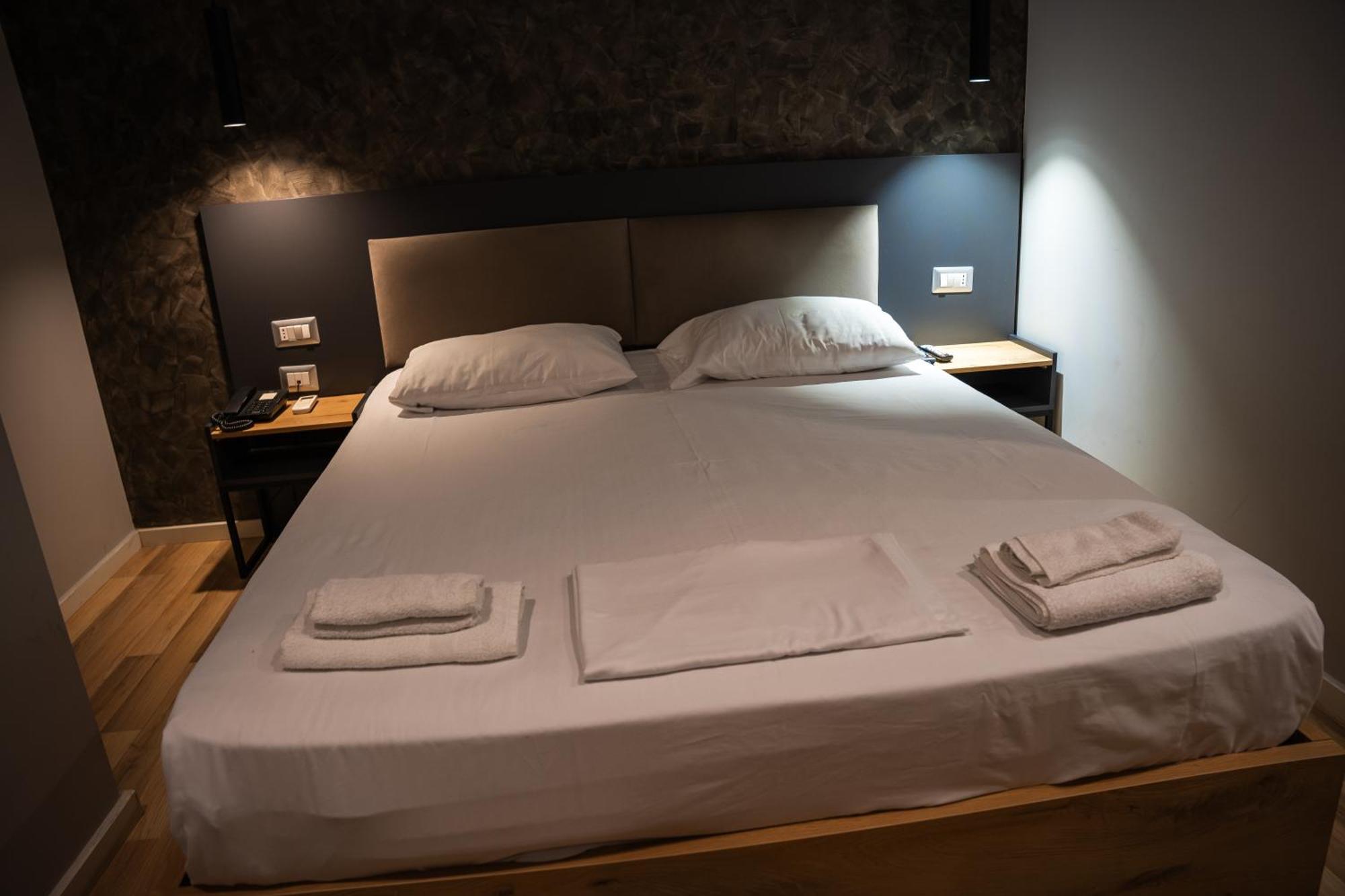 Center Boutique Hotel Тирана Экстерьер фото