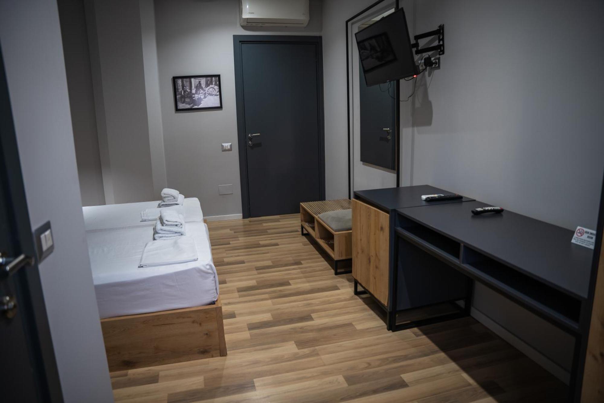 Center Boutique Hotel Тирана Экстерьер фото