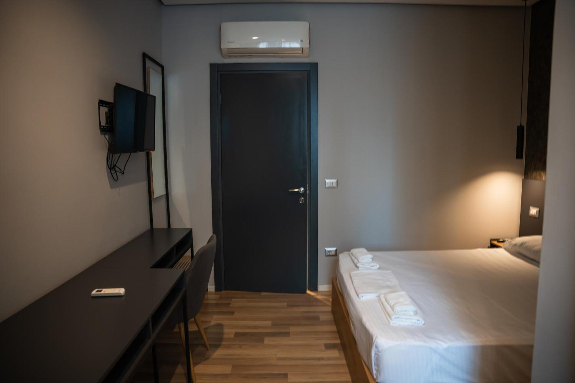 Center Boutique Hotel Тирана Экстерьер фото