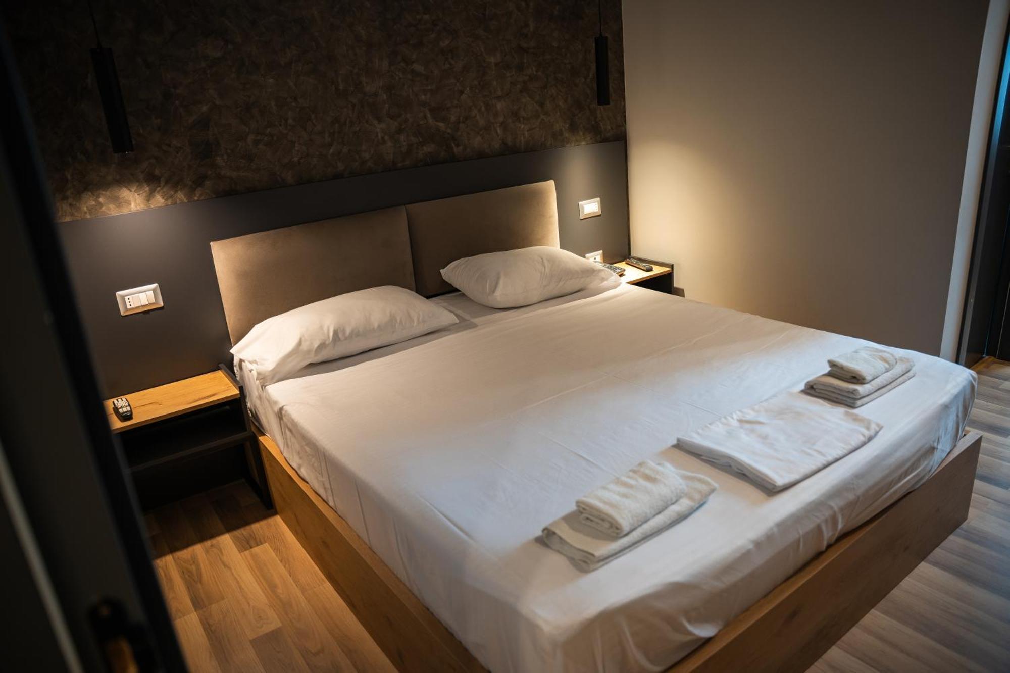 Center Boutique Hotel Тирана Экстерьер фото