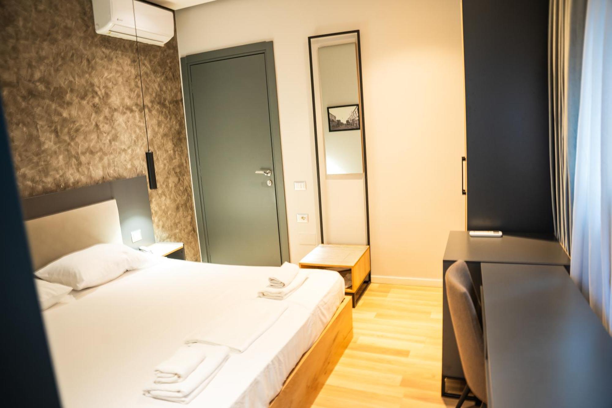 Center Boutique Hotel Тирана Экстерьер фото