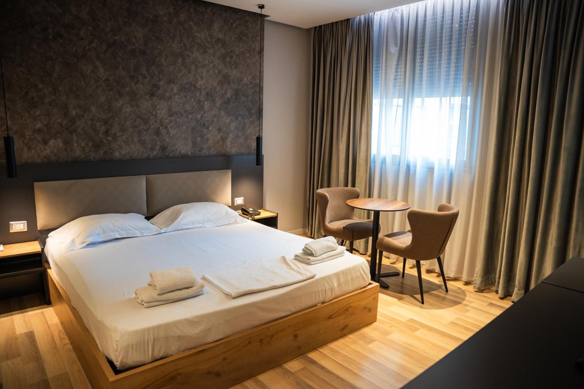 Center Boutique Hotel Тирана Экстерьер фото