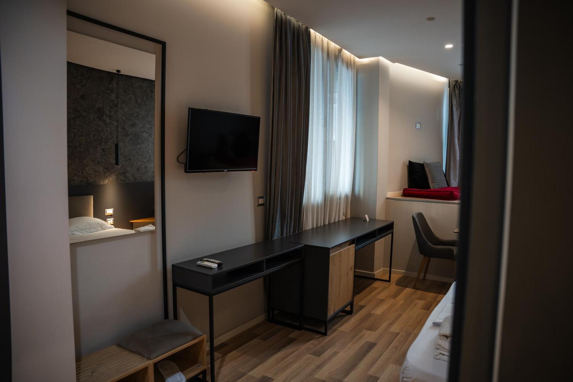 Center Boutique Hotel Тирана Экстерьер фото