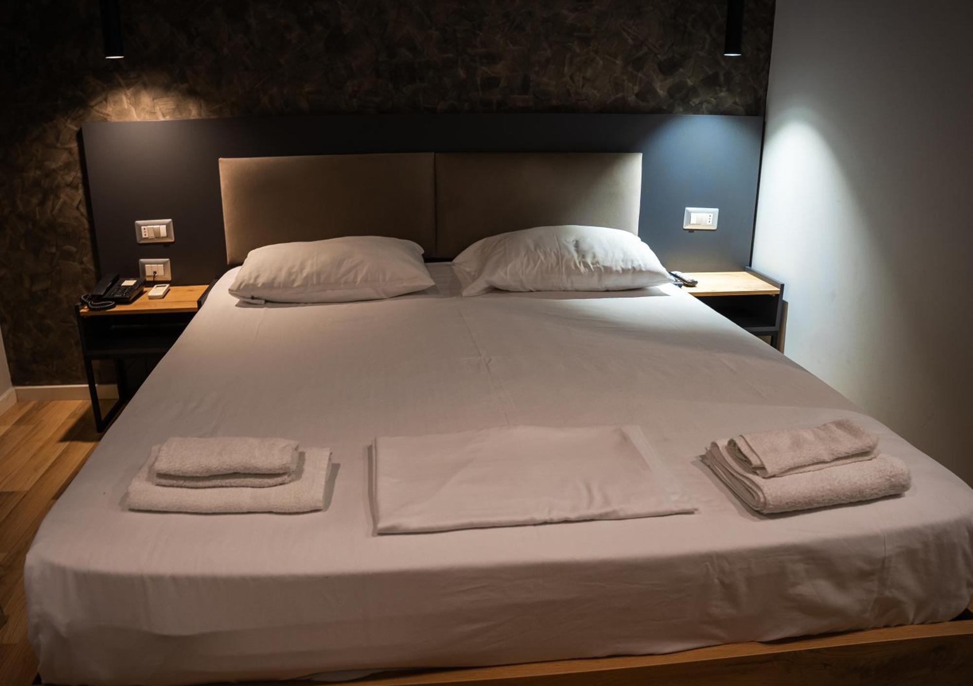 Center Boutique Hotel Тирана Экстерьер фото