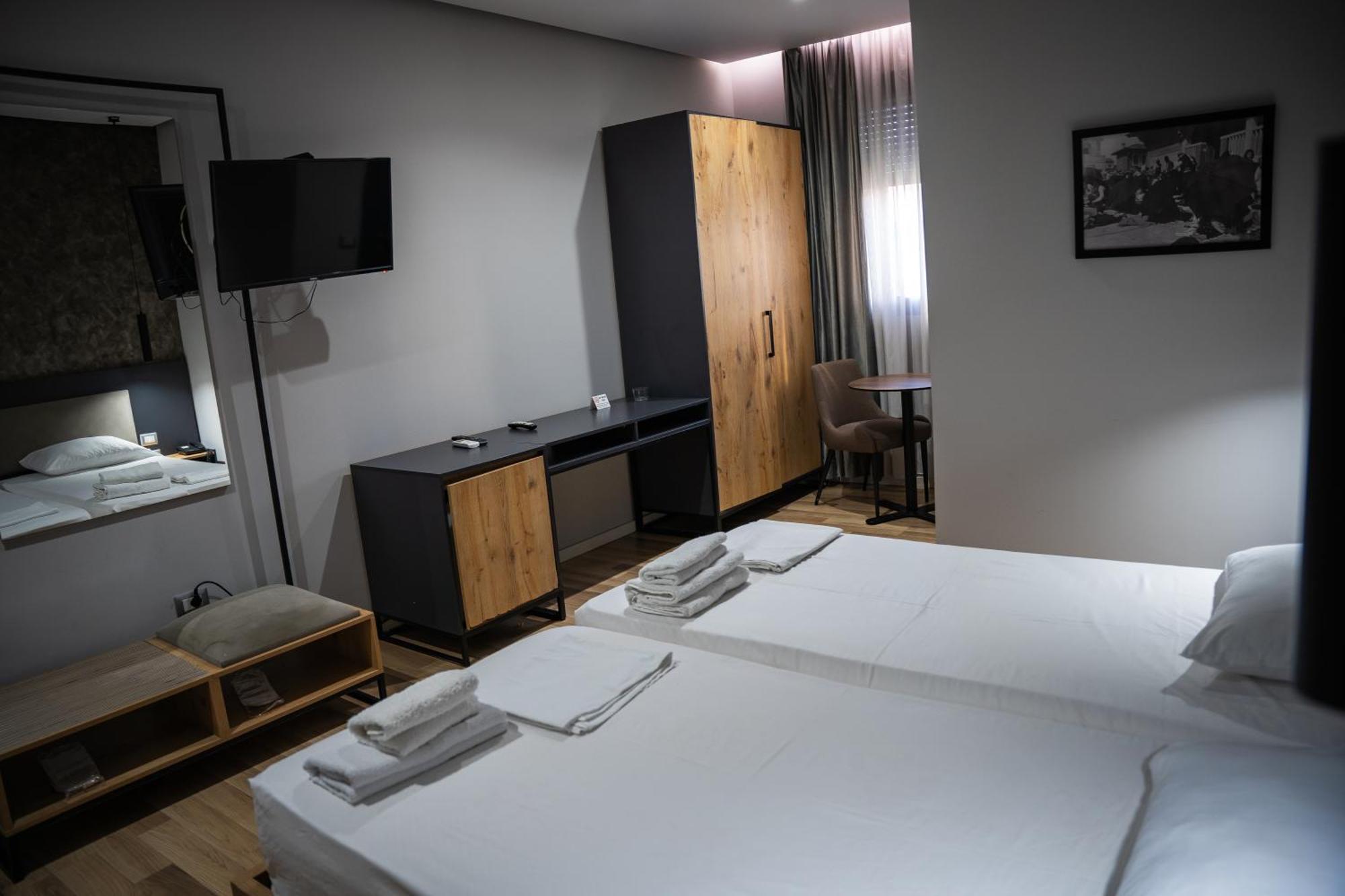 Center Boutique Hotel Тирана Экстерьер фото