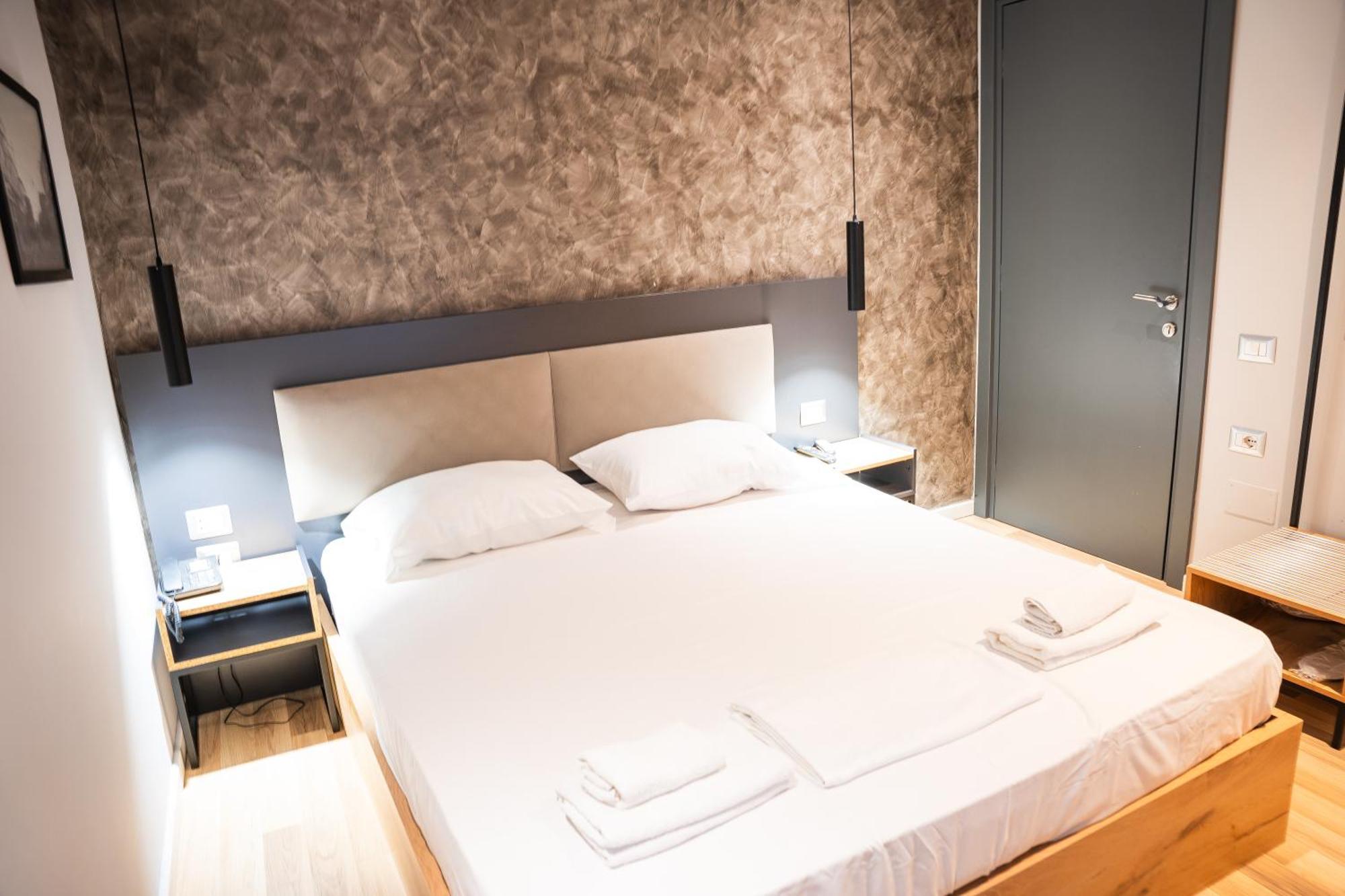 Center Boutique Hotel Тирана Экстерьер фото