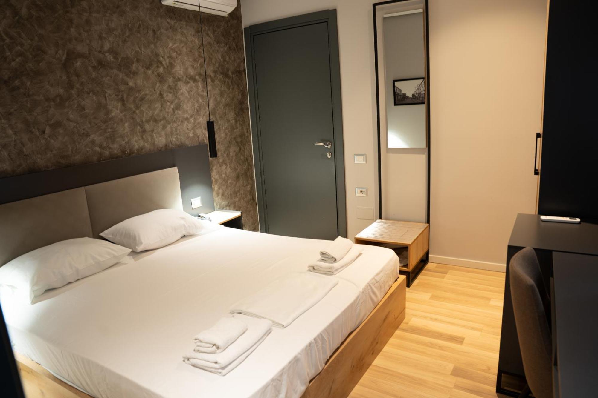 Center Boutique Hotel Тирана Экстерьер фото