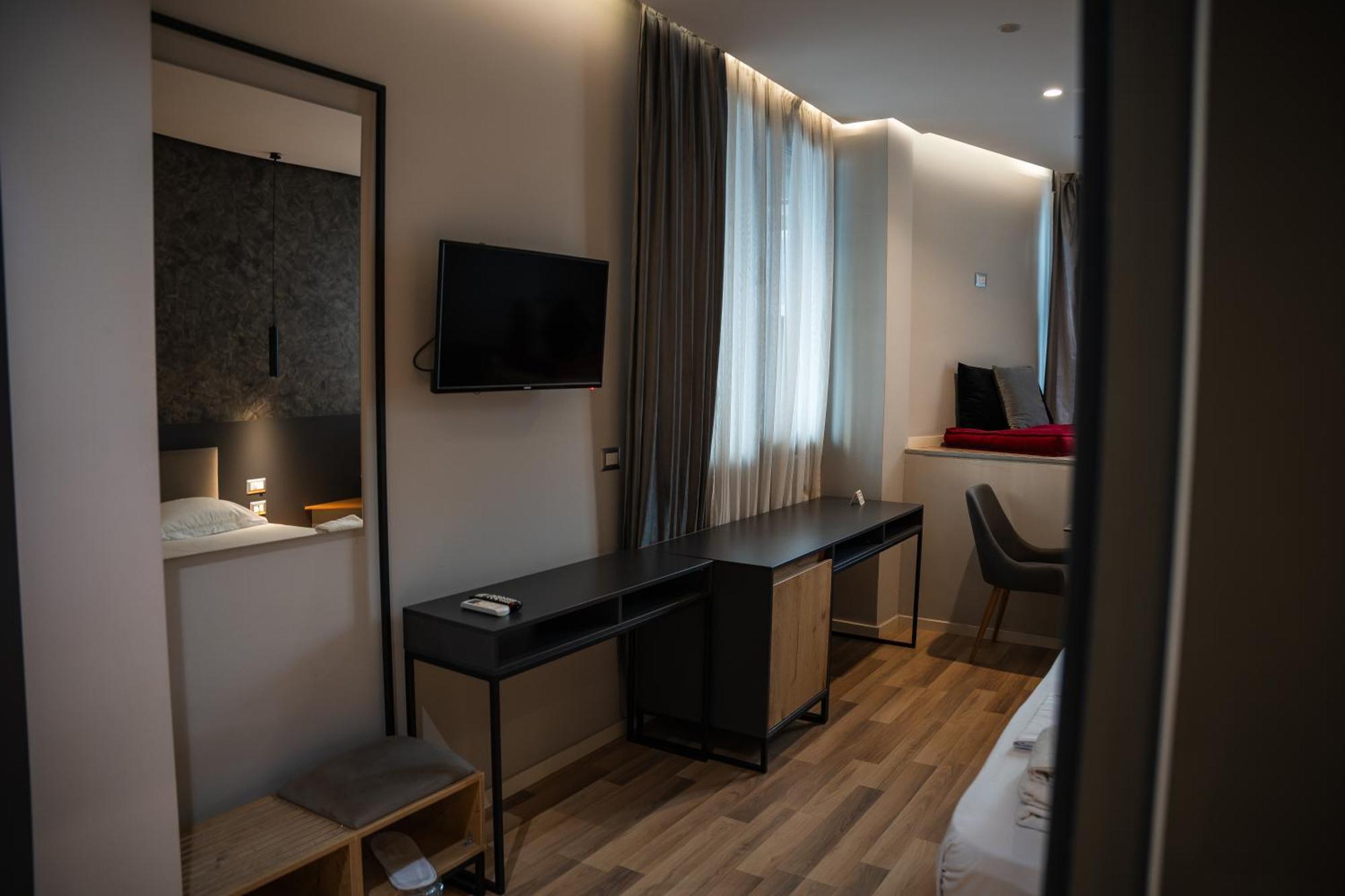 Center Boutique Hotel Тирана Экстерьер фото