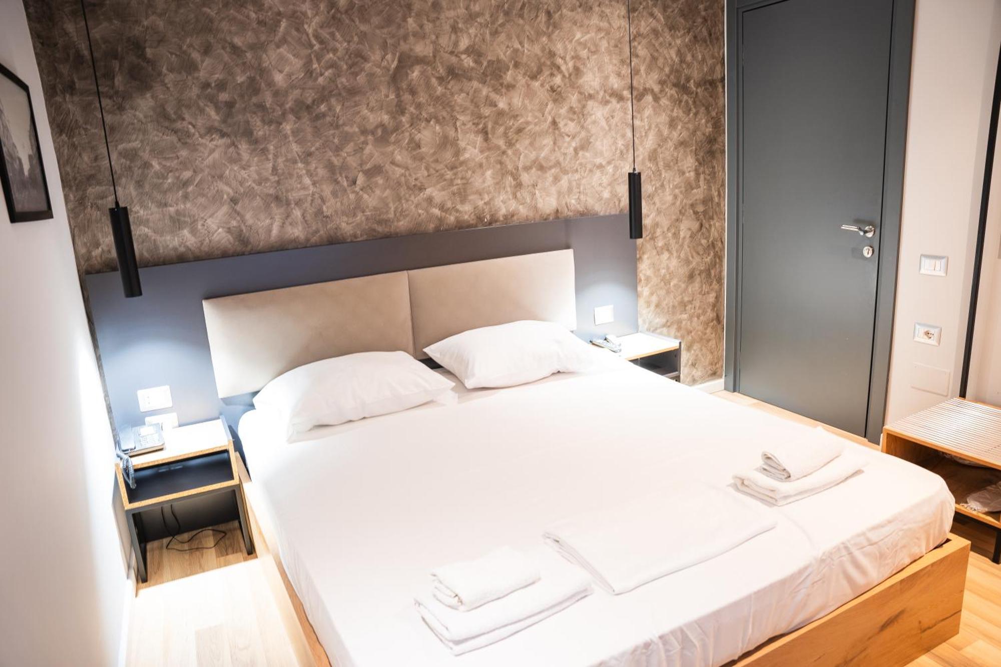 Center Boutique Hotel Тирана Экстерьер фото
